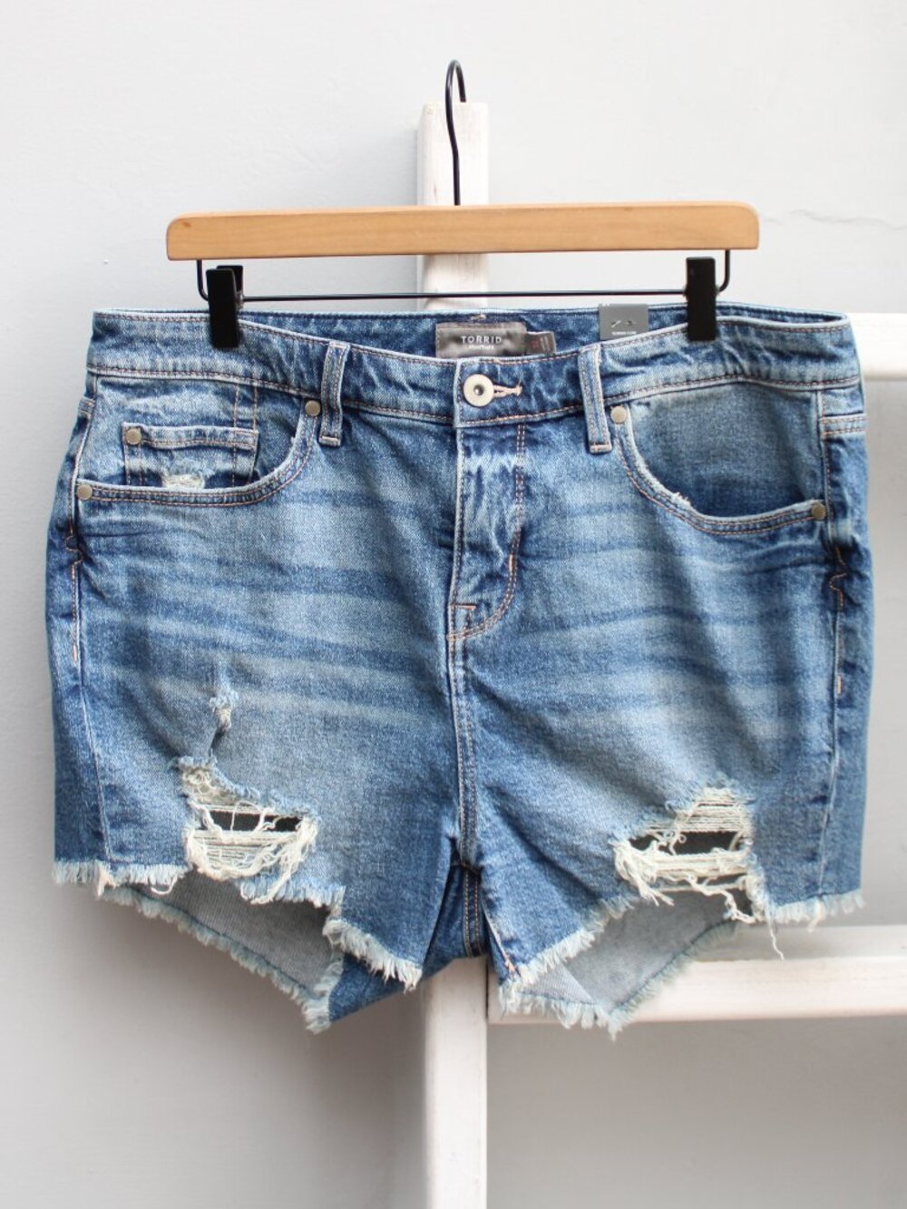 Torrid Mid-Rise Shortie Short - Classic Denim Medium Wash Attaboy Size 12 NWT - Picture 2 of 8